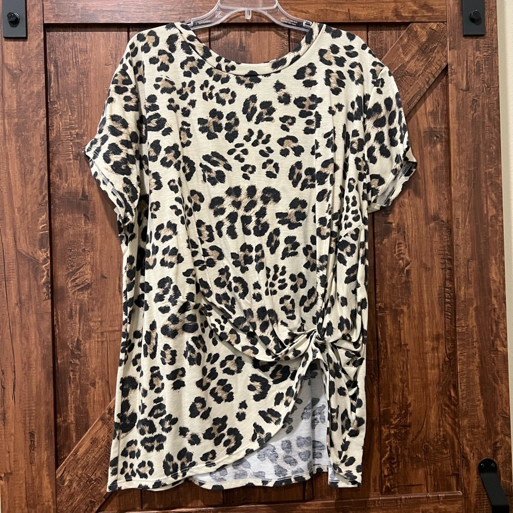Women leopard tee with front tie